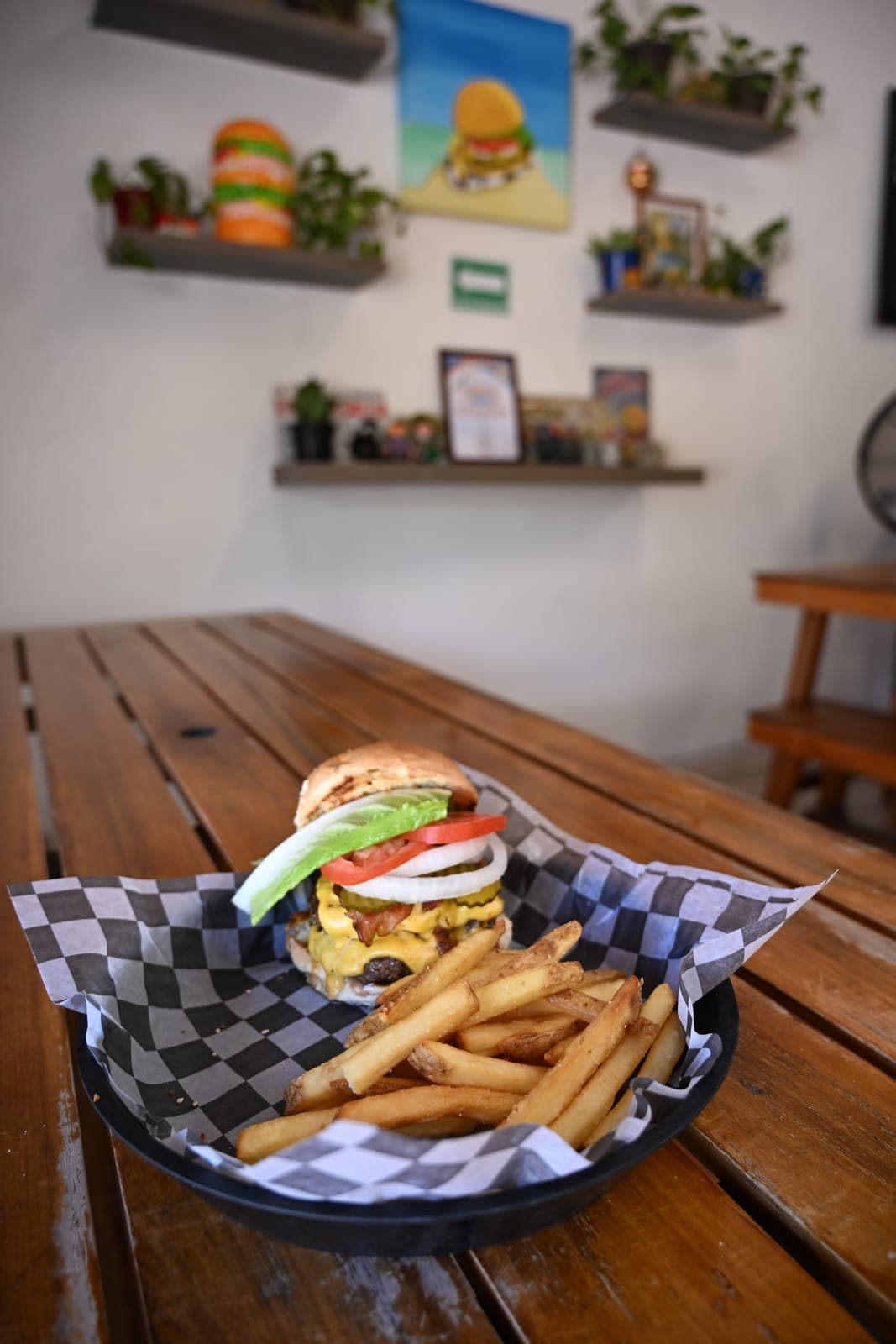 La Bruno, hamburguesa doble, con papas en una mesa de The Burger Underground
