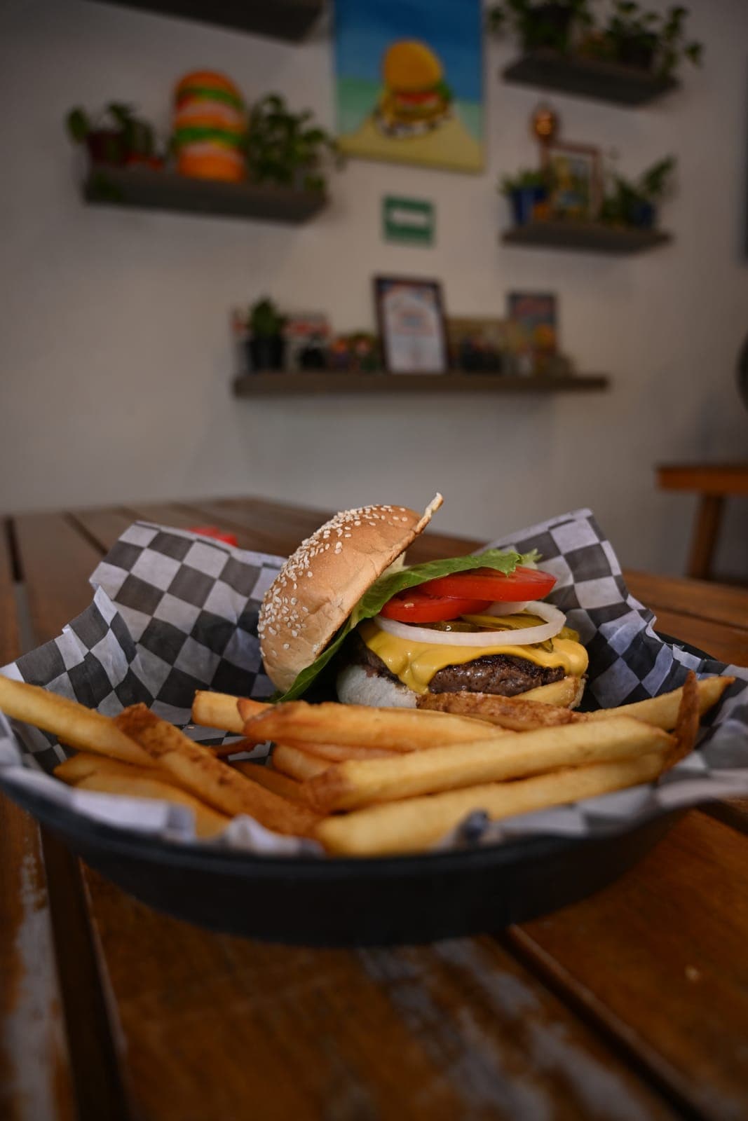 La Jane, nuestra hamburguesa clásica, con papas