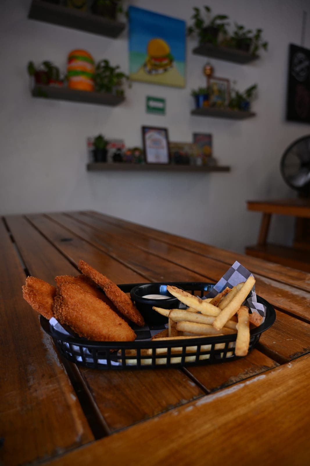Dedos de pollo con papas y ranch del menú infantil